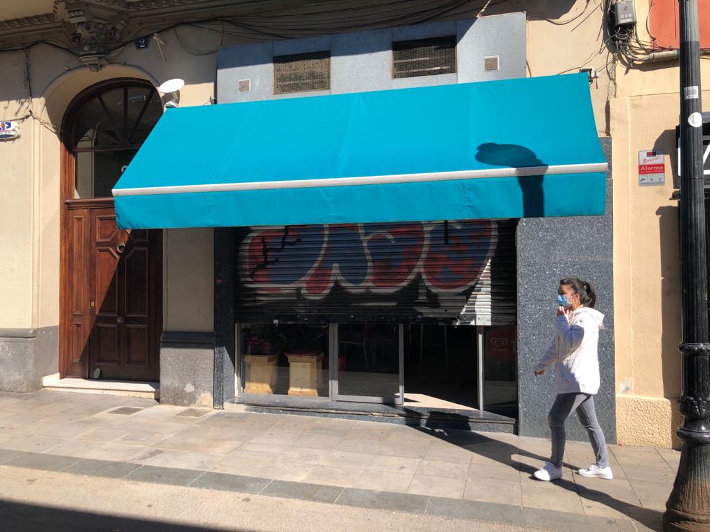 Image of a bar shut in Barcelona after new Covid-19 measures were enforced on October 16, 2020 (by Cristina Tomàs White)